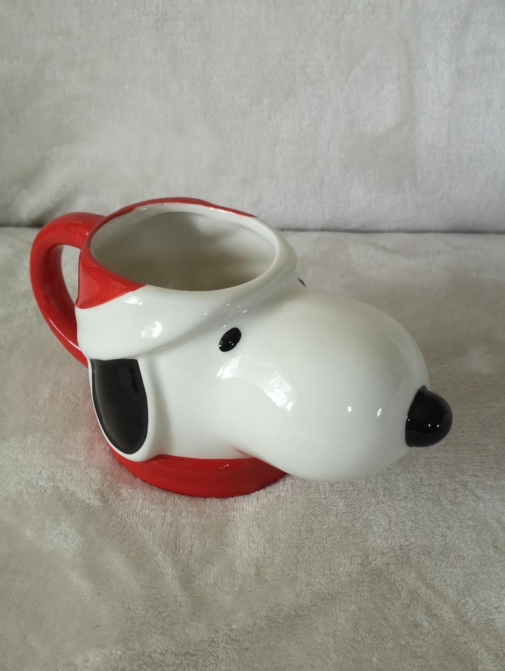Novelty White and Red Ceramic Snoopy-Shaped Mug, Peanuts Chrstmas Theme